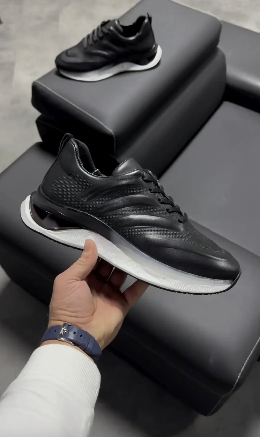 Zapatillas de deporte negras de cuero genuino hechas a mano para hombres, moda urbana