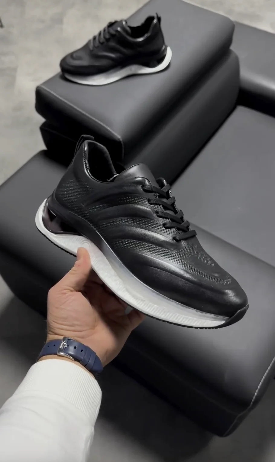 Zapatillas de deporte negras de cuero genuino hechas a mano para hombres, moda urbana